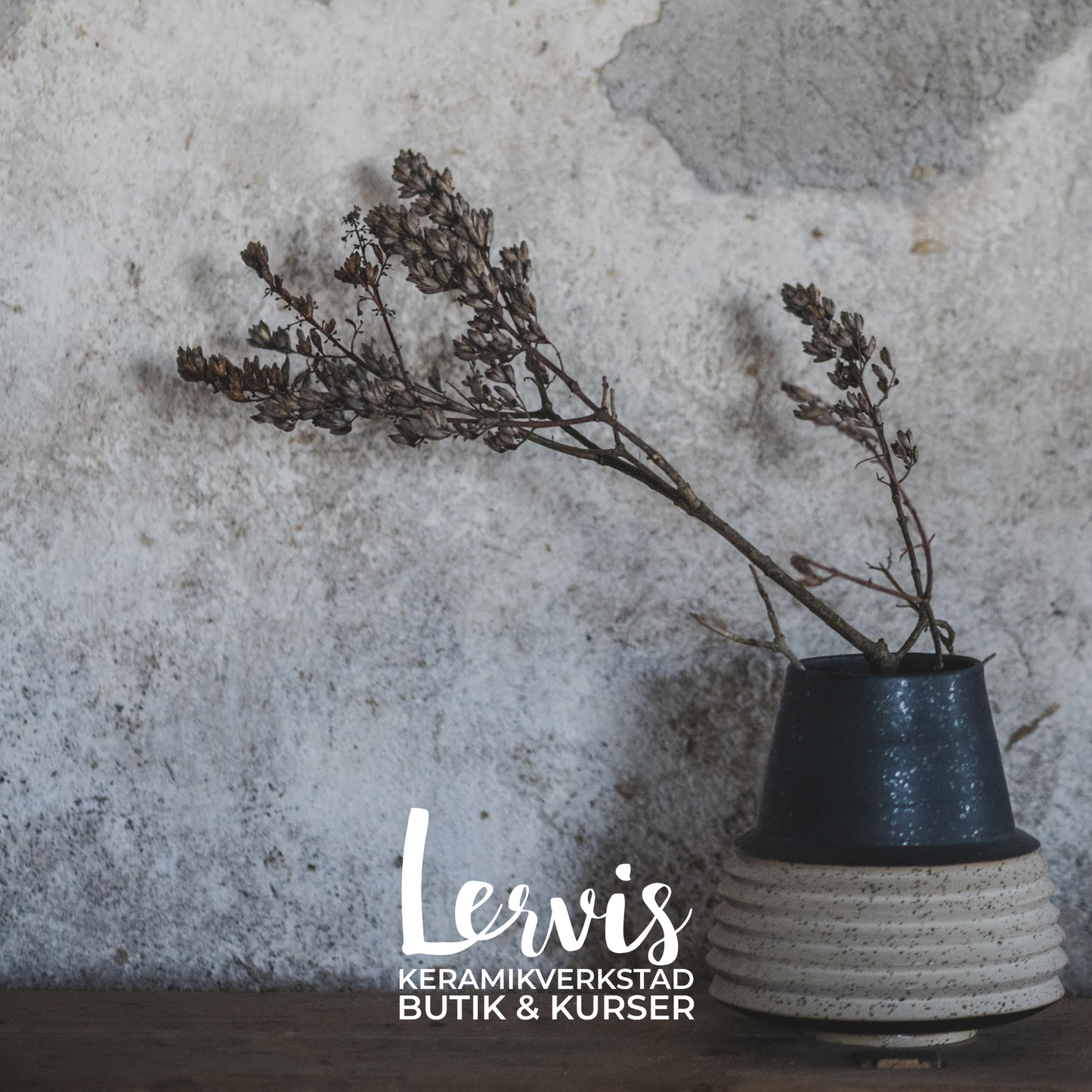 Lavalera med chamotte – Ljus lera med lavaprickar – Lervis.se