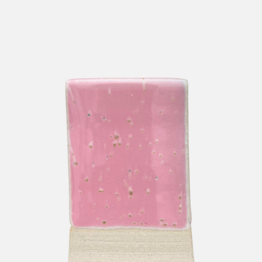 Sagolik penselglasyr, rosa med prickar
