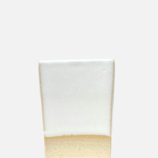 Snövit pulverglasyr, halvblank vit