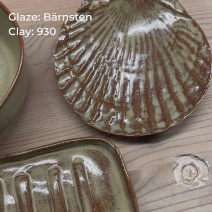 Bärnsten penselglasyr, glansig brun effektglasyr.