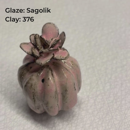 Sagolik penselglasyr, rosa med prickar