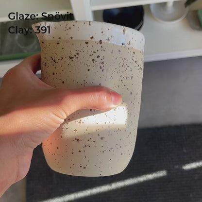 Snövit pulverglasyr, halvblank vit